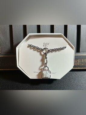 Bomb Party NK84623
Dial Up The Drama
Howlite Magnesite
Hematite Plating